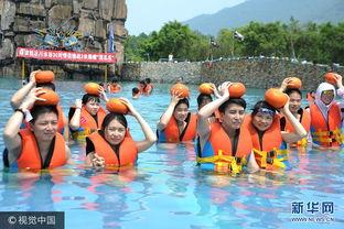 吃瓜玩水拍照,吃瓜玩水，定格欢乐瞬间