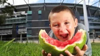 男孩吃瓜有味道,探寻瓜果的独特风味